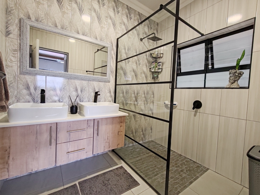 3 Bedroom Property for Sale in Avonddans Western Cape